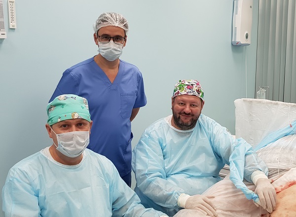 Профессор Бредихин Р.А. и Семенов А.Ю. во время лазерной процедуры в операционной "ЦСФ"