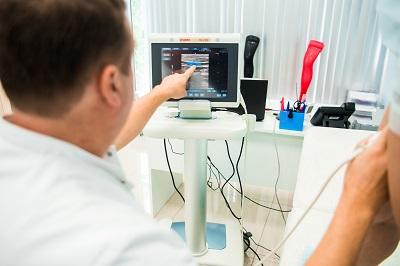 Хирург флеболог сам проводит ультразвуковое сканирование вен