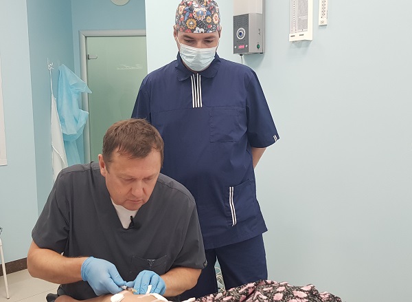 Семенов А.Ю. проводит показательный сеанс склеротерапии для доктора из Тольятти