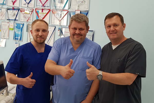 Сосоудистые хирурги Римша А.С. и Жильцов А.В. с доктором Семеновым А.Ю. после успешного мастер-класса