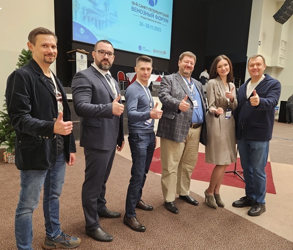 Флеболог Семенов Артем Юрьевич с коллегами флебологами на конференции в Санкт-Петербурге