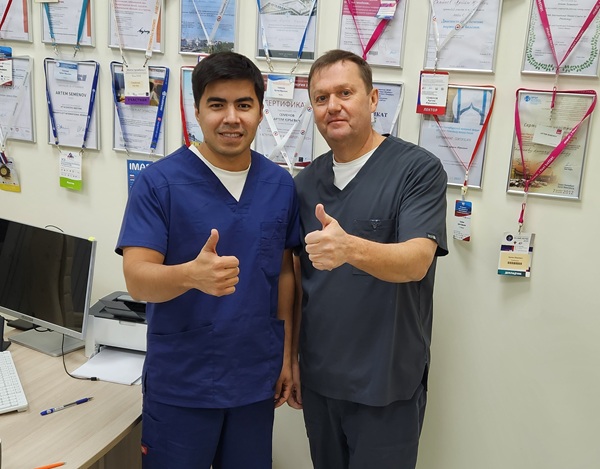 Хирург флеболог Сайимов Ф.Я. из Ташкента с Семеновым А.Ю. после мастер-класса