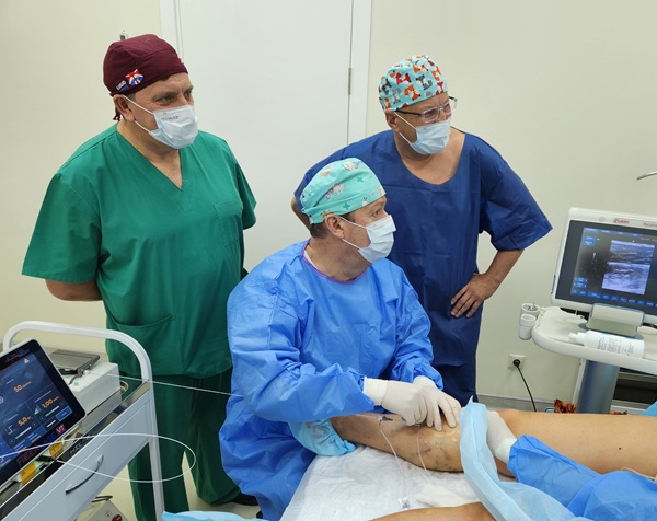 Флеболог Кульков В.В. впервые наблюдает за технологией "Битурбо лазера" в исполнении Семенова А.Ю.