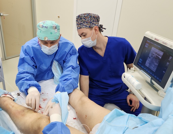 Хирург-флеболог Петров Константин Юрьевич в операционной на мастер-классе