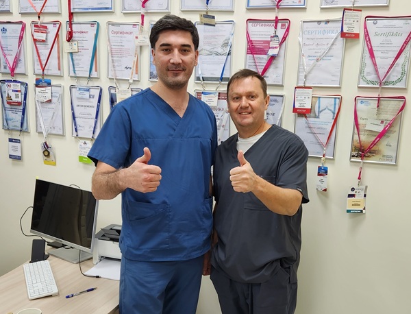 Хирург флеболог Миновархужаев Р.Р. из Ташкента с Семеновым А.Ю. после мастер-класса