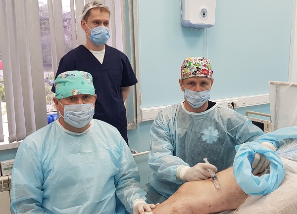 Семенов А.Ю. и флеболог Леус А.Е. во время лазерной операции в "ЦСФ"