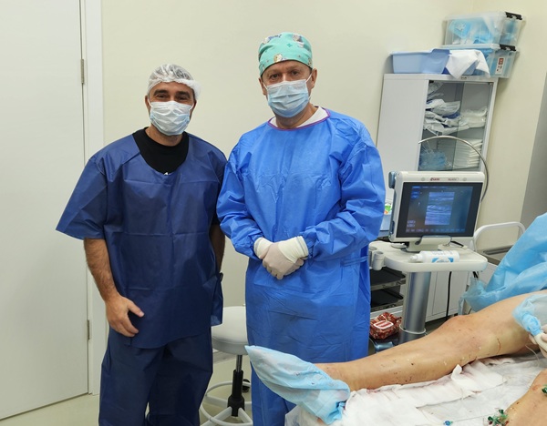 Сосудистый хирург Неделько Дмитрий Евгеньевич в операционной "ЦСФ" с Семеновым А.Ю.