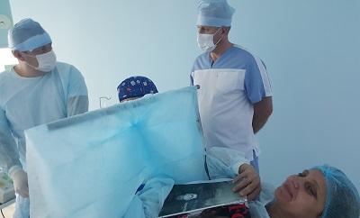 Счастливая пациентка во время показательной лазерной операции