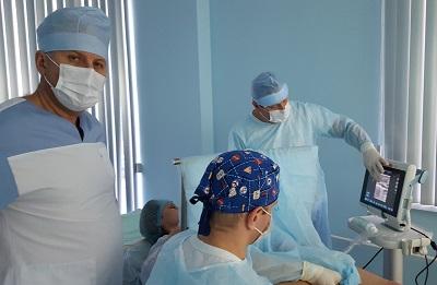 Доктор Кирдяшев А.В. из Ульяновска постигает тонкости проведения лазерной процедуры