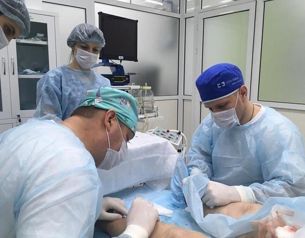 Доктора клиники «ЦСФ» проводят показательную ЭВЛК для флеболога из Твери