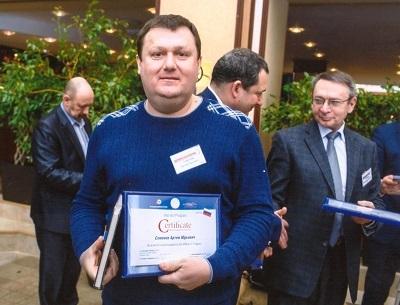 Доктор Семенов А.Ю. с сертификатом участника совещания