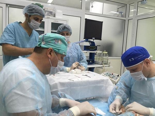 Флебологи клиники «ЦСФ» демонстрируют технику минифлебэктомии по Варади