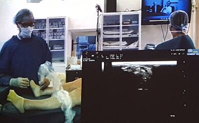 Доктор Улдис Мауриньш (Рига) выполняет лазерную операцию