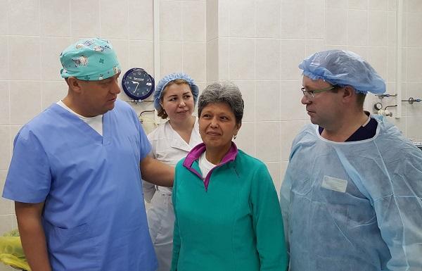 Доктора после удачно проведенной лазерной операции с пациенткой из Казани