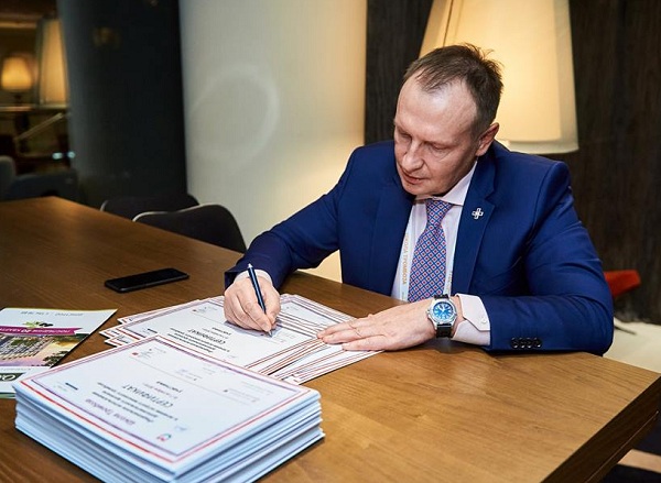Профессор, д.м.н. Баринов В.Е. подписывает сертификаты участников Школы Тромбоза