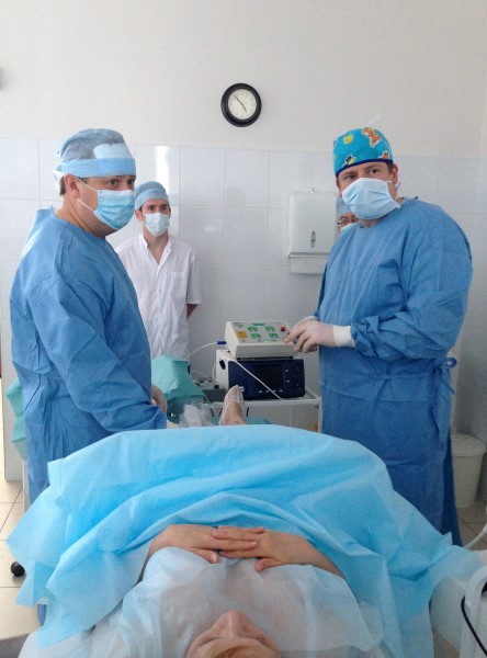 Хирург-флеболог Центра Лазерной хирургии А.Ю. Семенов проводит показательную операцию ЭВЛК радиальными световодами Biolitec