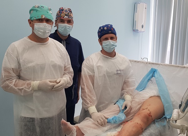 Хирург-флеболог Пустахайлов Г.К. во время лазерной операции
