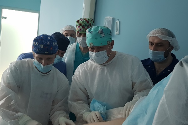 Phlebologists Iskhakov R.I. Ufa and Magomedov M.I. Magadan in the MIFC operating room during the laser procedure