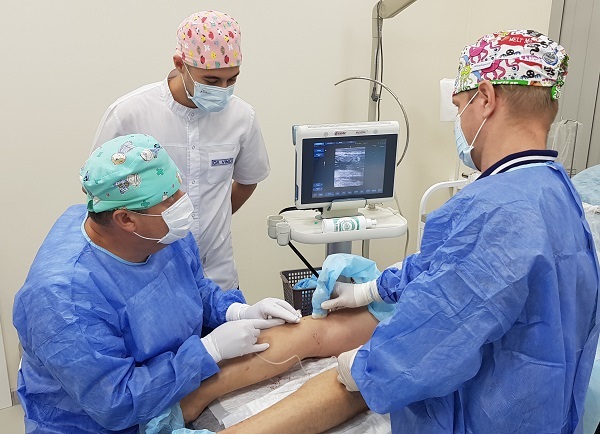 Флебологи Кадыров Х.Х. и Семенов А.Ю. во время лазерной процедуры в операционной