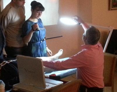 Профессор Богачев Вадим Юрьевич проводит микропенную склеротерапию под УЗДС